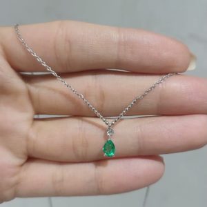 Outlet Pırlanta 0,28 Ct Pırlanta ve Zümrüt Kolye