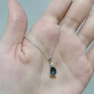 Outlet Pırlanta 0,88 Ct Pırlanta ve London Blue Topaz Kolye