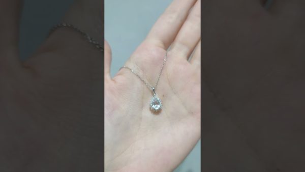 Pırlanta 1,02 Ct Pırlanta ve Beyaz Topaz Damla Kolye ürün videosu