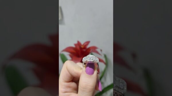 Pırlanta 0,94 Ct Baget Tria Yüzük ürün videosu
