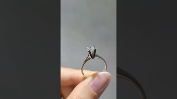 Pırlanta 0,50 Ct D Renk GIA Sertifikalı Tektaş Yüzük ürün videosu