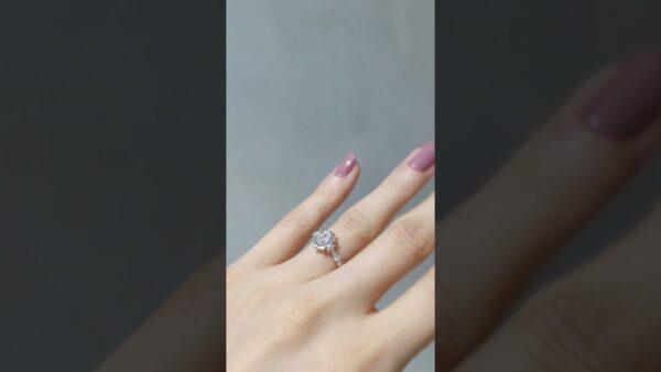 Pırlanta 0,58 Ct Pırlanta ve Beyaz Topaz Otantik Tektaş Yüzük ürün videosu
