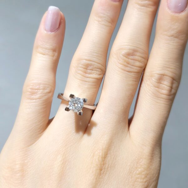 1.00 Ct E-Colour HRD-Certified Solitaire Diamond Ring — image 1