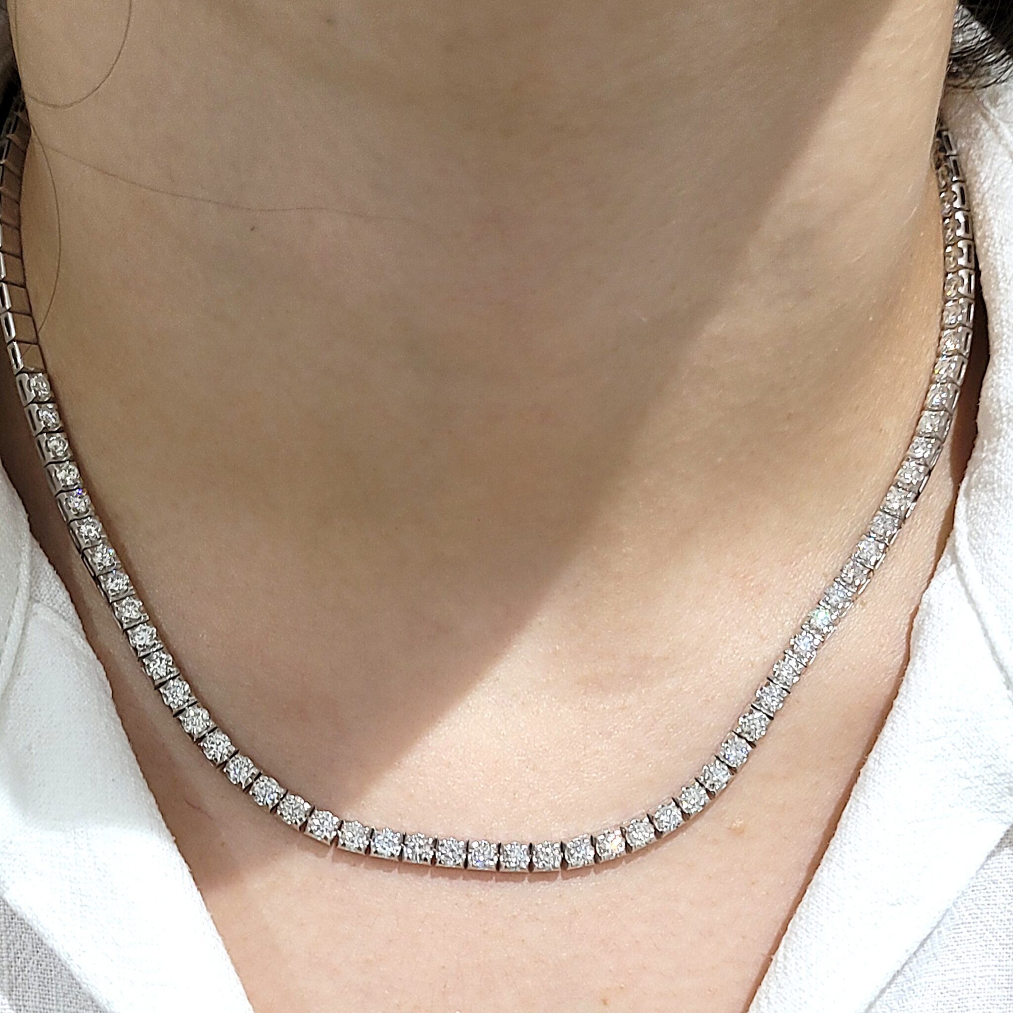 Zarif, gösterişli, rahat, modern, nostaljik… Tamamı sertifikalı baget pırlantalı kolyeler ve gerdanlıklar I’m Diamond kalite ve güvencesi ile sizlerle. Her zevke hitap eden, uluslararası HRD & GIA sertifika seçenekli baget pırlantalı kolye modellerini cazip fiyatlar ile I’m Diamond’da keşfedin.