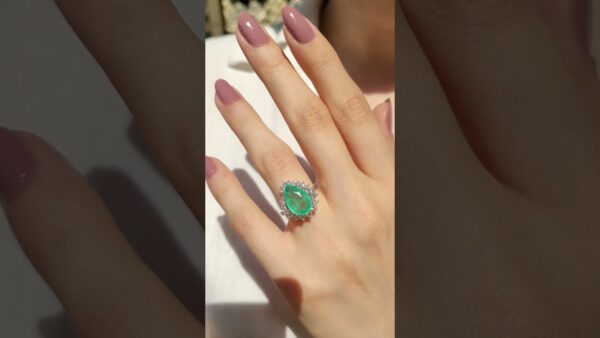 Pırlanta 4,36 Ct Zümrüt ve Pırlanta Yüzük ürün videosu