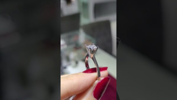 Pırlanta 0,70 Ct HRD Sertifikalı Tektaş Yüzük ürün videosu