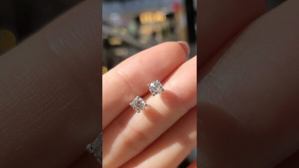 Diamond 0.83 Ct HRD-Certified Solitaire Earrings product video