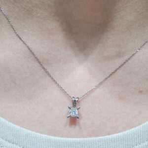 Outlet Pırlanta 0,30 Ct HRD Sertifikalı Tektaş Kolye KL02879