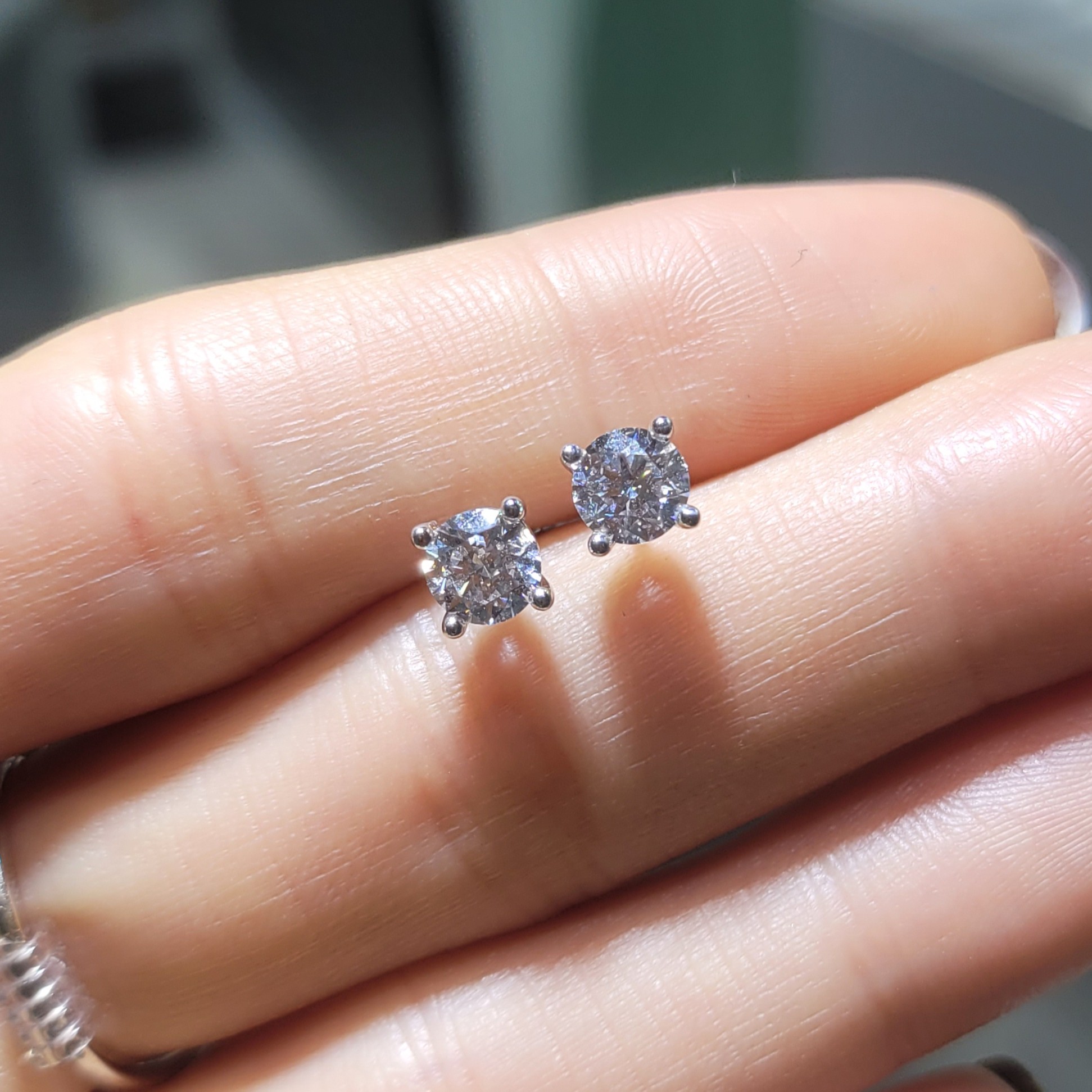 Pırlanta 1,01 Ct GIA Sertifikalı Tel Tırnak Tektaş Küpe KP03043