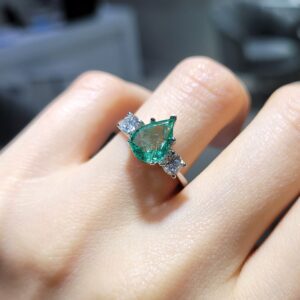 Pırlanta 2,01 Ct HRD Sertifikalı Pırlanta & Zümrüt Yüzük