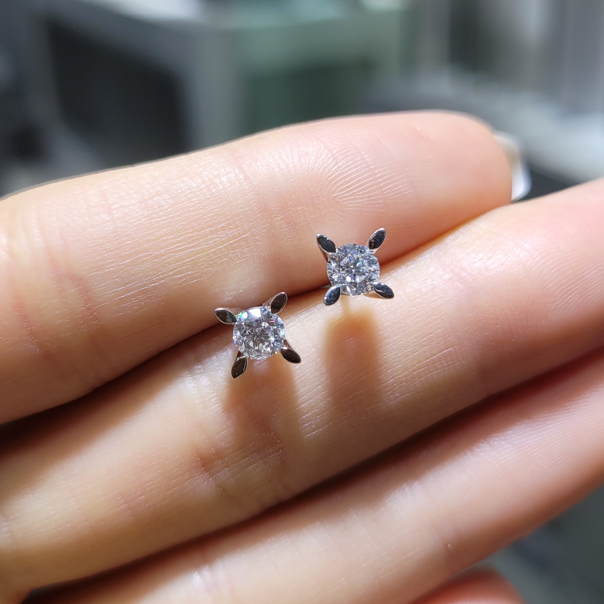 Pırlanta 0,66 Ct HRD Sertfikalı Badem Tırnak Tektaş Küpe KP03101