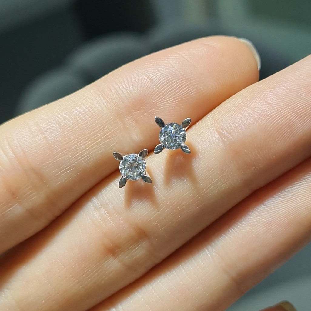 Pırlanta 0,68 Ct HRD Sertifikalı Badem Tırnak Tektaş Küpe KP03136