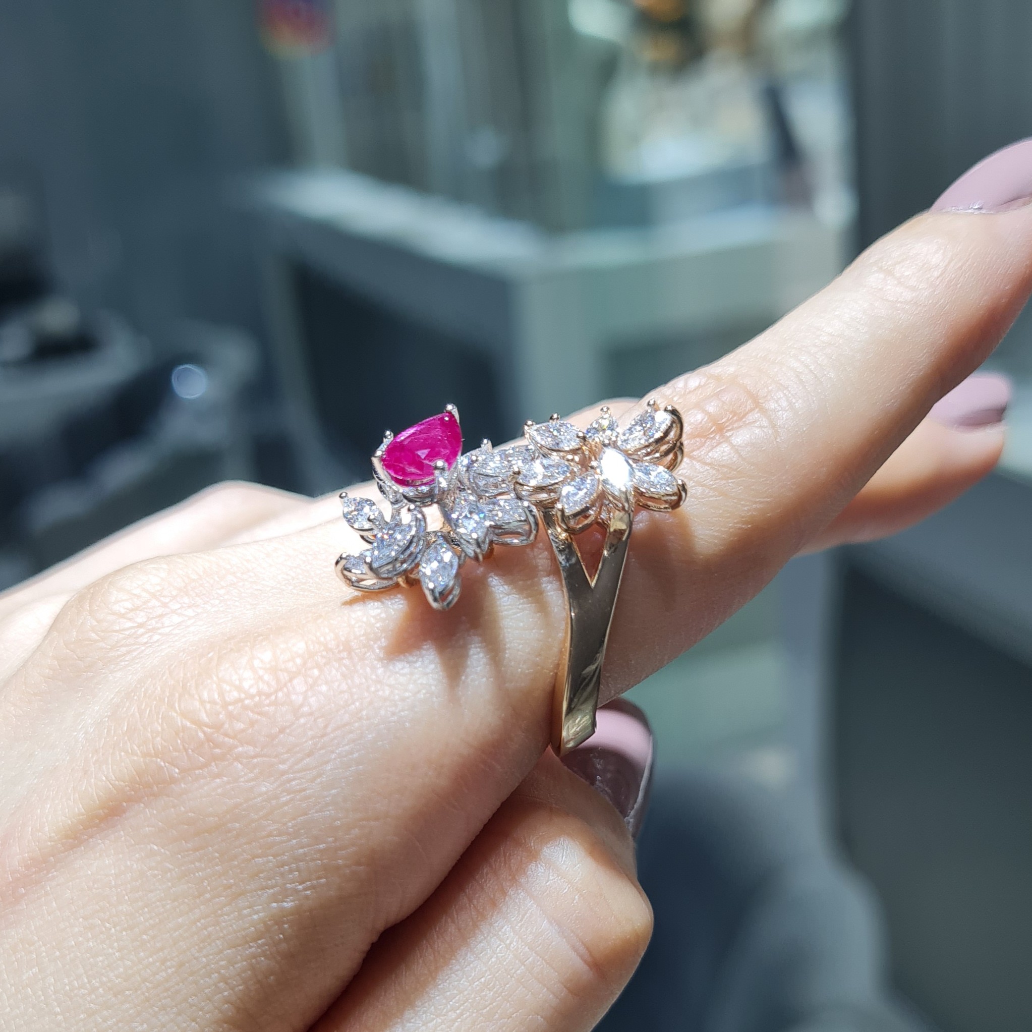 Pırlanta 3,13 Ct Markiz Kesim Pırlanta & Yakut Yüzük KR01026-2