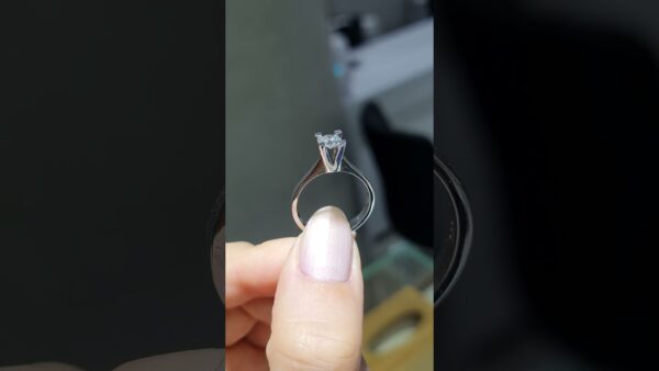 Pırlanta 0,41 Ct HRD Sertifikalı Tektaş Yüzük ürün videosu