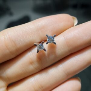 Pırlanta 0,67 Ct HRD Sertifikalı Badem Tırnak Tektaş Küpe KP03204
