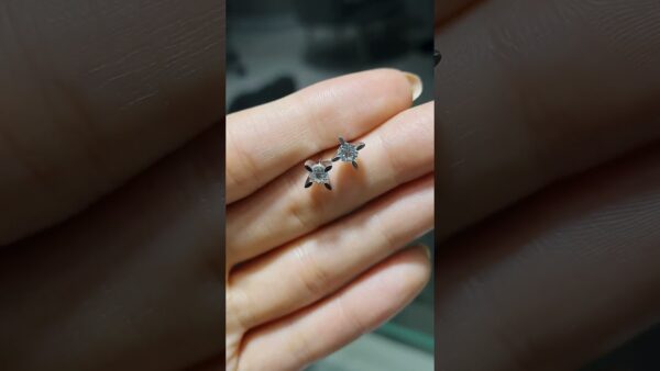 Pırlanta 0,67 Ct HRD Sertifikalı Badem Tırnak Tektaş Küpe ürün videosu